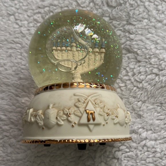 San Francisco Music Box Co. Vintage Hanukkah Snow Globe - Picture 5 of 9